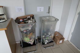 2 stk. skraldespandsstativer samt pedalspand