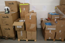 Palle med div. Merchandise bl.a. bamser, tøj, madkasser m.m.