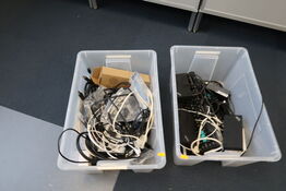 2 stk. kasser med div. Elektronik bl.a. 3 stk. dockstationer LENOVO