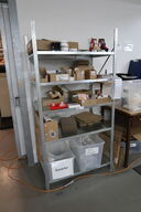 Reol med div. Pakkemateriale