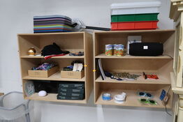 2 stk. vægreoler med indhold