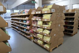 Div. Papkasser med Merchandise bl.a. tasker, tøj, drikkedunke m.m.