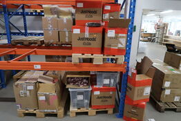 3 stk. paller med yoyo'er, div. Tøj m.m.