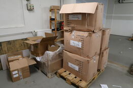 Paller med div. Merchandise bl.a. fodbolde, strømper m.m.