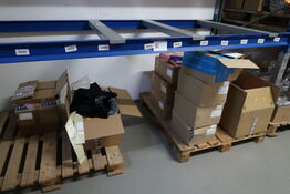 2 stk. paller med div. Merchandise bl.a. tøj, LP'er, bøger m.m.