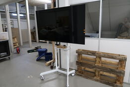 Fjernsyn LG på stativ med konferencekamera