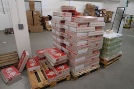 Palle med div. Papkasser (der er 1 ølglas i hver kasse) samt palle med energidrik (gået på dato)