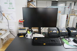 Computerskærm LENOVO, computer DELL OptiPlex 3060, tastatur og mus