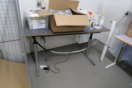 2 stk. hæve/sænke skriveborde med indhold