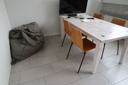 Bord med 4 stk. stole samt sækkestol og whiteboard