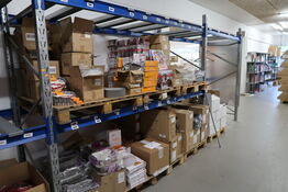 7 stk. paller med div. Merchandise, bl.a. kageforme, bøger, bræddepander m.m.