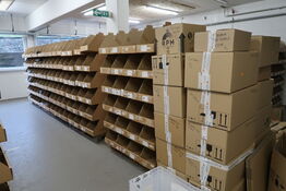 Div. Papkasser med merchandise bl.a. tøj m.m.