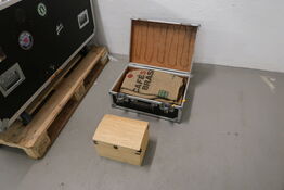 2 stk. kasser med indhold