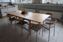 Spisebord med 9 stk. stole, samt bord og 2 stk. stabelstole