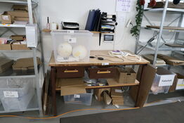 Pakkebord med indhold