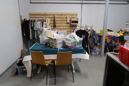 Stole, borde, tøjstativer med div. Tøj m.m.