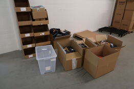 Div. Papkasser med merchandise bl.a. kasketter, tøj m.m.