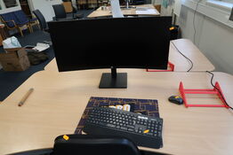 Computerskærm HP P34hc G4 med mus og tastatur