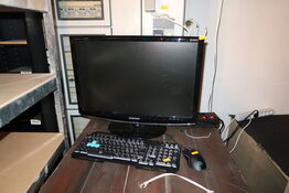 Computerskærm, computer, tastatur, mus m.m.