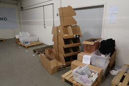 Paller med div. Merchandise, plastikkasser m.m.