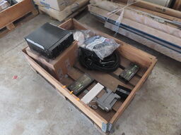 Palle med diverse opladere, kabler mv.