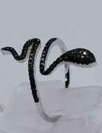 Slangering af 18 kt. hvidguld prydet med sorte diamanter, ialt ca. 0.36 ct.