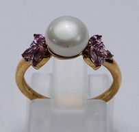 Ring af 9 kt. guld med safir, ferskvandsperle samt brillanter i alt 0,042 ct