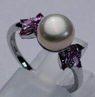 Ring af 9 kt. hvidguld med safir, ferskvandsperle samt brillanter i alt 0,044 ct,
