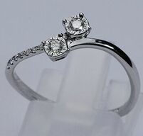 Diamantring af 9 kt. hvidguld.