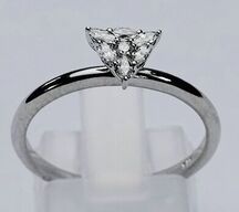 Brillantring af 9 kt. hvidguld prydet med diamanter
