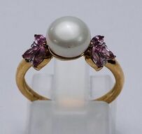 Ring af 9 kt. guld med safir, ferskvandsperle samt brillanter