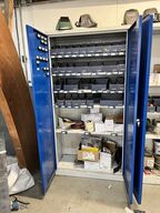 Stålskab m. Indhold