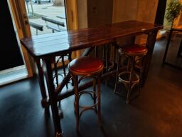 Højbord med fire skamler. 