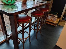 Højbord med tre skamler. 