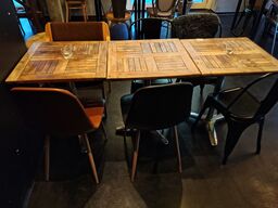 Tre borde med seks assorterede stole