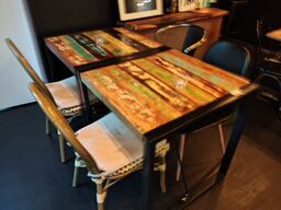 To borde med fire assorterede stole