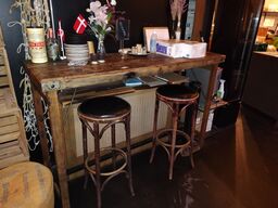 Højbord med to skamler.