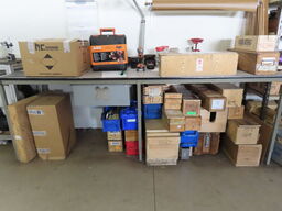 Pakkebord med indhold og tom emballage