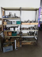 Reoler med indhold af værktøj og metalemner