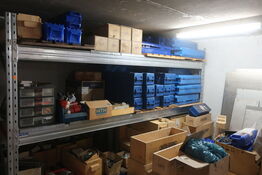 Pallereol med indhold og løse tomme kasser på gulvet foran