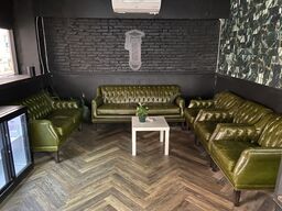 2 stk sofaer og 3 stole samt et bord