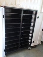 Skab til PC'er m. stik til lader ved hver hylde