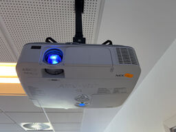 Projektor NEC ME311W inkl. lærred & CREATIVE højttalere