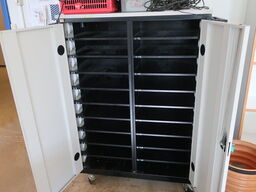 Skab til PC'er m. stik til lader ved hver hylde