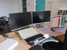 2 stk. HP EliteDisplay 27" skærme inkl. rollermouse & div. tilbehør