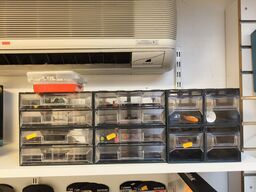 3 komponentskabe inkl. indhold (se billeder)