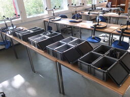 17 stk. plastkasser TK300 m. låg inkl. indhold (div. IT udstyr)