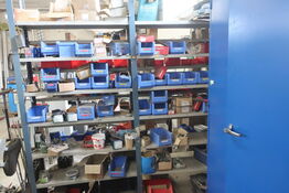 2 stk. lagerreoler med div. Bolte, varelager m.m.