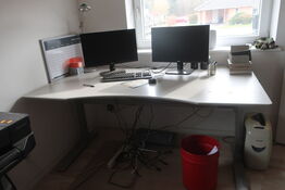 El. hæve/sænke skrivebord med 2 stk. computerskærme ACER, tastatur og mus