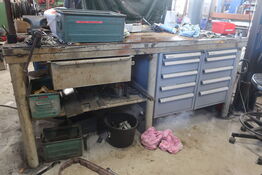 Arbejdsbord med skruestik, div. Værktøj m.m.